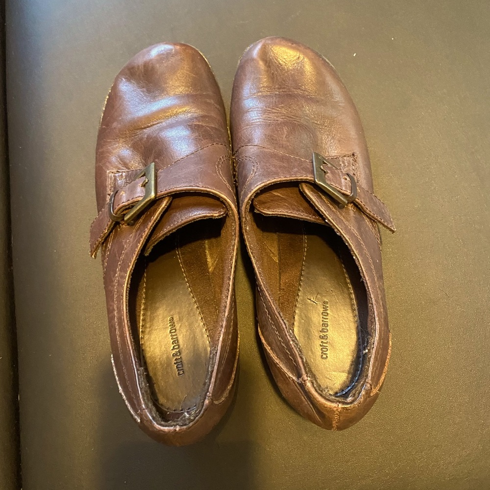 Croft and barrow, brown 1 in heel with clip. Estimated size 7.